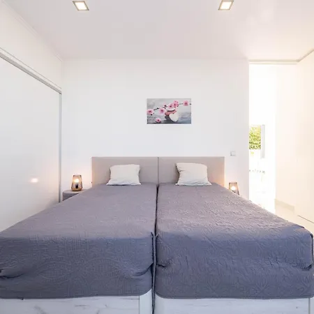 Lux - Golden Nelly By Algartur *