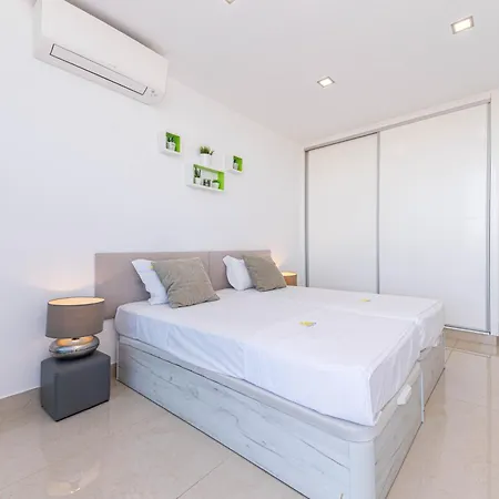 Lux - Golden Nelly By Algartur *